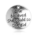 Runder Silberanhänger mit She Believed She Could Gravur für DIY-Schmuckherstellung - Inspirierender Runder Teller Stil