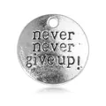 Runder Anhänger aus Silberlegierung mit 'Never Give Up' Gravur für DIY-Schmuck - Niemals Aufgeben Tag Stil