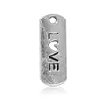 Silberner rechteckiger Metallanhänger mit LOVE-Text und herzförmigem Buchstaben O - LOVE Brief Stil