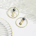 Détail de boucles d'oreilles créoles martelées avec perle grise et pendentif ananas chic - Pendentif Ananas avec Perle Grise (HWX862-1)