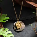 Makroaufnahme einer Gold-Nautilus-Halskette auf Stein mit irisierender Muschel - Nautilus-Stil (HWB020ST-1)