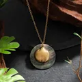 Detaillierte Makroansicht des natürlichen Muschelanhängers an einer Vintage-Goldkette - Jakobsmuschel-Stil (HWB020ST-2)