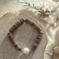 Perlenarmband im Urlaubsstil mit Kokosnussschale, Goldperlen und einer großen Mittelperle - Armband (HWNX485-2)
