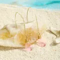 Nahaufnahme handgefertigter rosa Meerglas-Ohrhänger mit Golddrahtwicklung im Detail - Rosa (HWG016-6)