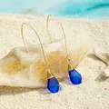 Handgefertigte blaue Meeresglas-Ohrhänger mit Golddrahtwicklung auf weißem Sand - Dunkelblau (HWG016-7)