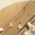 Detail von handgefertigten Draht-Ohrringen mit orangefarbenem Meeresglas auf Stranddeko - Light Orange (HWG016-8)