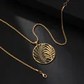 Detalle de collar de cadena de cuerda dorada con colgante circular calado de hoja de palma - Collar de Hoja de Palma Hueca (HWNX1743N) / Dorado