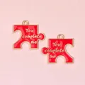Colgantes de corazón en forma de puzzle rojo con grabado You complete me dorado - Rompecabezas Rojo