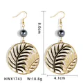 Pendientes de hoja de palma dorada con perla gris y detalle de esmalte negro - Pendientes de Perla de Imitación Hoja de Palma (HWNX1743E) / Dorado