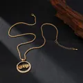Detalle del collar de hoja dorada con circonitas y una cadena de cuerda trenzada - Estilo Monstera Dorado (HWNX1670)