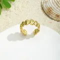 Dettaglio dell'anello regolabile in acciaio inossidabile dorato a forma di conchiglia - Stile Aperto Motivo Conchiglia (HEX058) / Oro