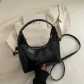 Borsa hobo nera lucida in ecopelle con cerniera argentata e tracolla rimovibile - Pelle Verniciata Nera