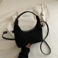 Borsa a mezzaluna minimalista in camoscio nero con tracolla regolabile e manico - Nero Opaco