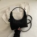 Borsa a mezzaluna in camoscio nero con stampa leopardata e tracolla regolabile - Leopardato Nero