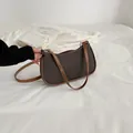 Borsa a mezzaluna grigio antracite con finiture in pelle marrone e tracolla fine - Caffè Scuro