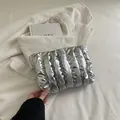 Borsa da trucco argento metallizzato con texture plissettata e stile trapuntato - Argento