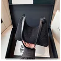 Borsa tote nera in morbido peluche in confezione regalo con tracolle in pelle nera - Nero