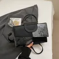 Damen Handtasche in Schwarz mit Krokodil-Textur, Schlangenmuster und Metallgriff - Grau