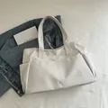 Grande borsa tote in nylon bianco crema con toppa fashion e tasche laterali capienti - Bianco