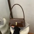 Γαλλική τσάντα baguette από σκούρο καφέ λουστρίνι με χρυσό μεταλλικό κούμπωμα σε σχήμα U - Καφέ