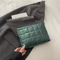 Trousse à maquillage matelassée vert foncé avec motif à carreaux et fermeture éclair - Vert
