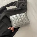 Trousse de maquillage matelassée argentée avec finition métallique et zip noir - Argent