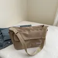 Bolso bandolera minimalista de nailon caqui con correa ajustable y etiqueta de moda - Caqui