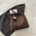 Grand sac cabas à imprimé léopard avec anses tressées et porte-clés décoratif élégant - Avec Pendentif / Marron