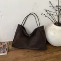 Borsa tote minimalista in morbida pelle marrone scuro da donna con ampio spazio per il lavoro - Caffè senza Ciondolo