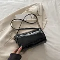 Chique zwarte laklederen cilinder Boston tas met goudkleurig logo en dunne schouderriem - Lak Oppervlak (WX405) / Zwart