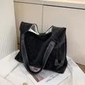 Bolso tote grande negro mate con costuras blancas en contraste y correa de hombro - Negro