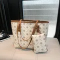 Set borsa tote retrò beige e marrone con motivo a trifoglio viola e tracolla lunga - Bianco