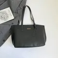 Bolso tote negro minimalista de cuero con letras doradas y colgante lateral para uso diario - Negro