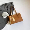 Braune Leder-Einkaufstasche mit Vintage-Schal und goldener Schnalle für Damen - Braun