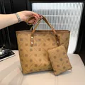 Grande borsa tote marrone con stampa a quadrifoglio e pochette con zip coordinata - Marrone