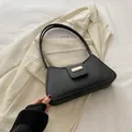 Sac sous le bras noir minimaliste en cuir mat avec une boucle rectangulaire dorée - Noir