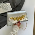 Silberne Metallic-Schultertasche mit goldener Wellen-Verzierung und Kettenriemen - Flap Clutch Stil / Silber
