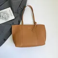 Bolso tote clásico de cuero PU marrón con letras doradas y correas delgadas - Marrón