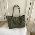 Μεγάλη τσάντα tote από σουέτ σε λαδί χρώμα με μινιμαλιστικό σχέδιο και χωρητικότητα - Πράσινο Χωρίς Μενταγιόν