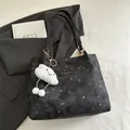 Grande borsa tote nera con motivi a luna e stelle e un ciondolo a nuvola di peluche - Con Ciondolo / Nero