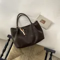 Σκούρα καφέ τσάντα tote από σουέτ με λεοπάρ σχέδιο και vintage ξύλινο διακοσμητικό - Καφέ με Μενταγιόν