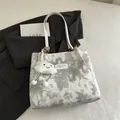 Borsa tote tie-dye grigia e bianca con stampe di stelle e ciondolo a nuvola di peluche - Con Ciondolo / Bianco