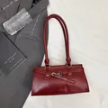 Schicke weinrote quadratische Schultertasche aus glänzendem Leder mit Metallschnalle - Burgunderrot