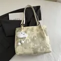 Borsa tote beige con motivi di stelle e luna e ciondolo a forma di nuvola - Con Ciondolo / Giallo