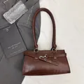 Braune Retro-Unterarmtasche aus Leder mit Silberschnalle und doppelten Schulterriemen - Braun