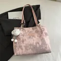 Borsa tote in tela rosa con stampe di stelle e lune, ciondolo a nuvola e fibbie dorate - Con Ciondolo / Rosa