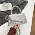 Elegante bolso de mano gris cuadrado con letras doradas y correa de hombro ajustable - Gris