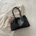 Sac fourre-tout noir en cuir avec boucle en métal et charm ours en peluche - Avec pendentif ours / Noir