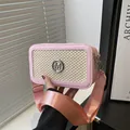 Sac bandoulière chic en paille rose et crème avec logo M et large sangle confortable - Rose