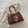 Grand sac cabas marron foncé en cuir texturé avec breloque ours sur blazer blanc - Avec pendentif ours / Marron